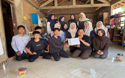 Siswa-siswi MA Matholiul Ulum Banjaragung Belajar Tanam Selada di Kebun Hidroponik