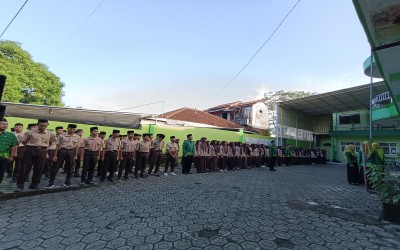 Bukan Sekadar Mengajar, Guru MA Matholiul Ulum Jadi Petugas Upacara Hardiknas 2026